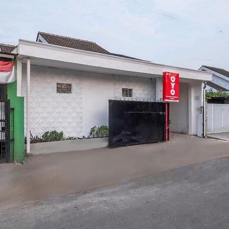 OYO 2391 Baladewa Residence Syariah Karawang Bagian luar foto