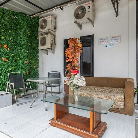 OYO 2391 Baladewa Residence Syariah Karawang Bagian luar foto