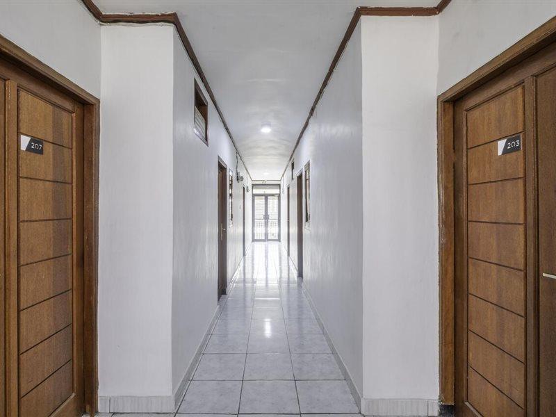 OYO 2391 Baladewa Residence Syariah Karawang Bagian luar foto