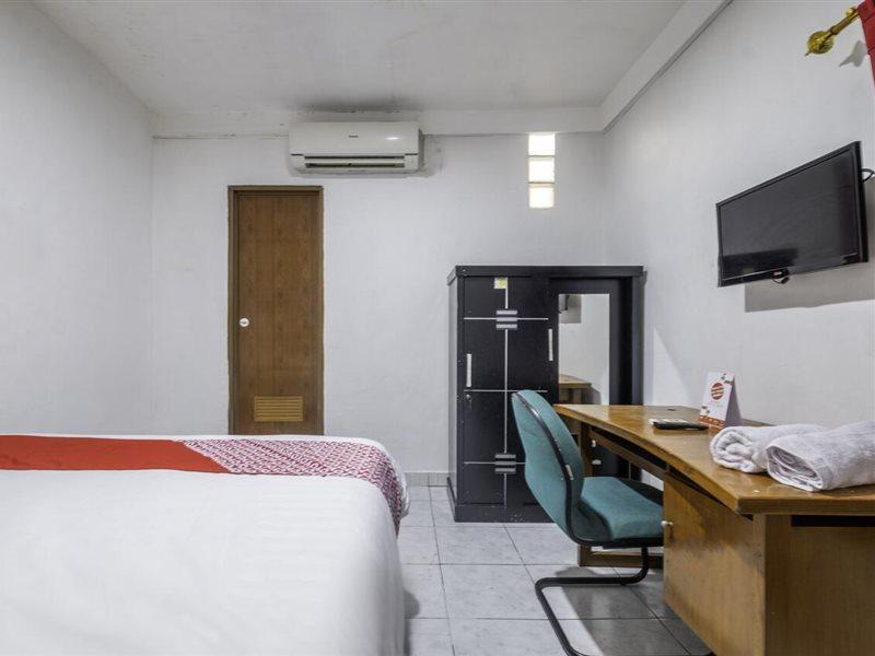 OYO 2391 Baladewa Residence Syariah Karawang Bagian luar foto