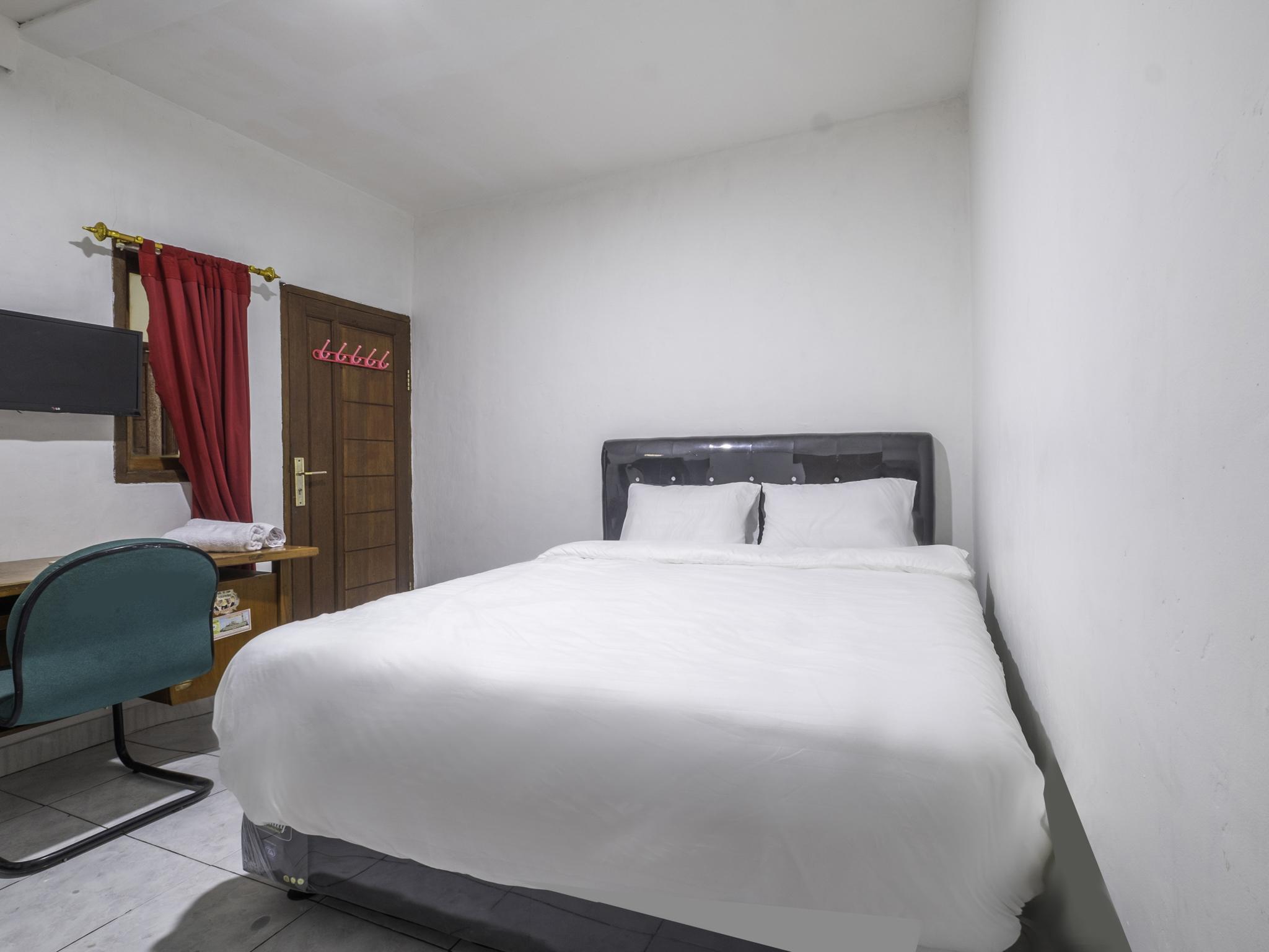 OYO 2391 Baladewa Residence Syariah Karawang Bagian luar foto