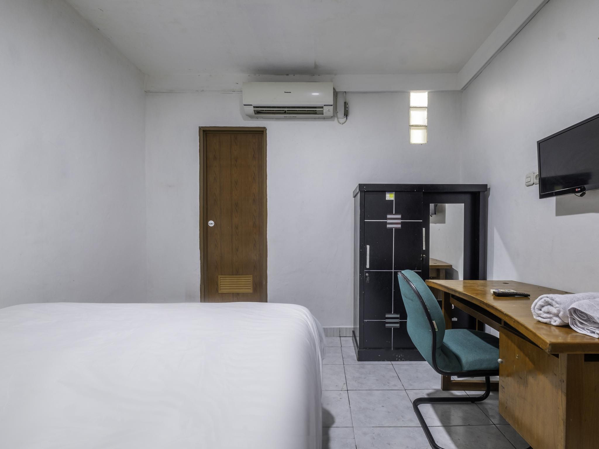 OYO 2391 Baladewa Residence Syariah Karawang Bagian luar foto
