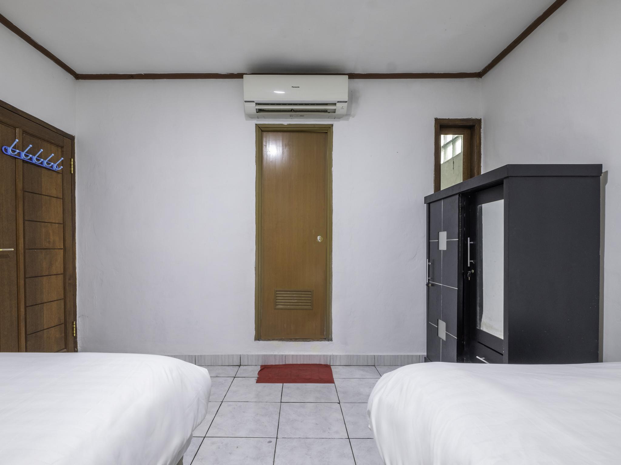 OYO 2391 Baladewa Residence Syariah Karawang Bagian luar foto