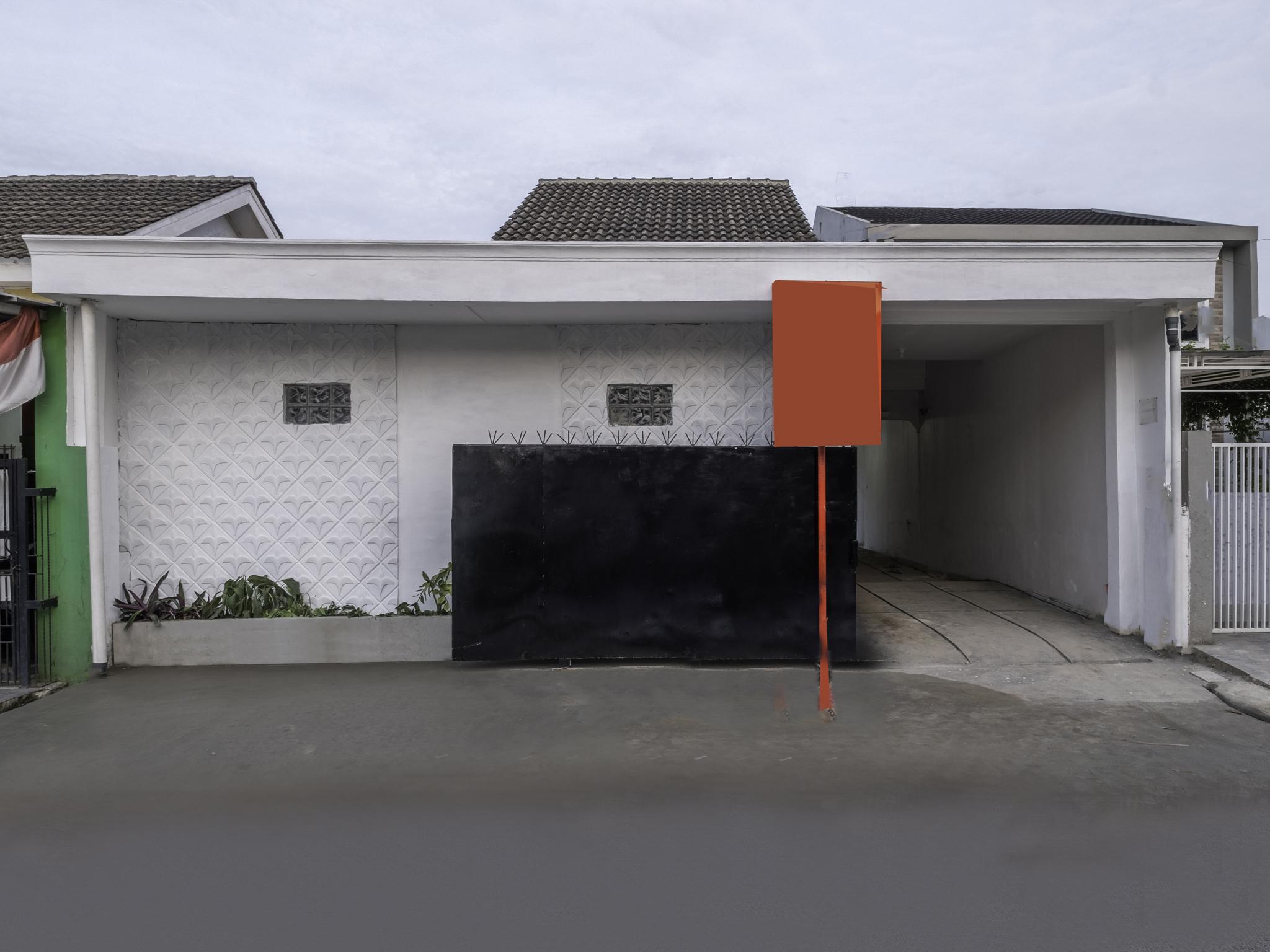 OYO 2391 Baladewa Residence Syariah Karawang Bagian luar foto