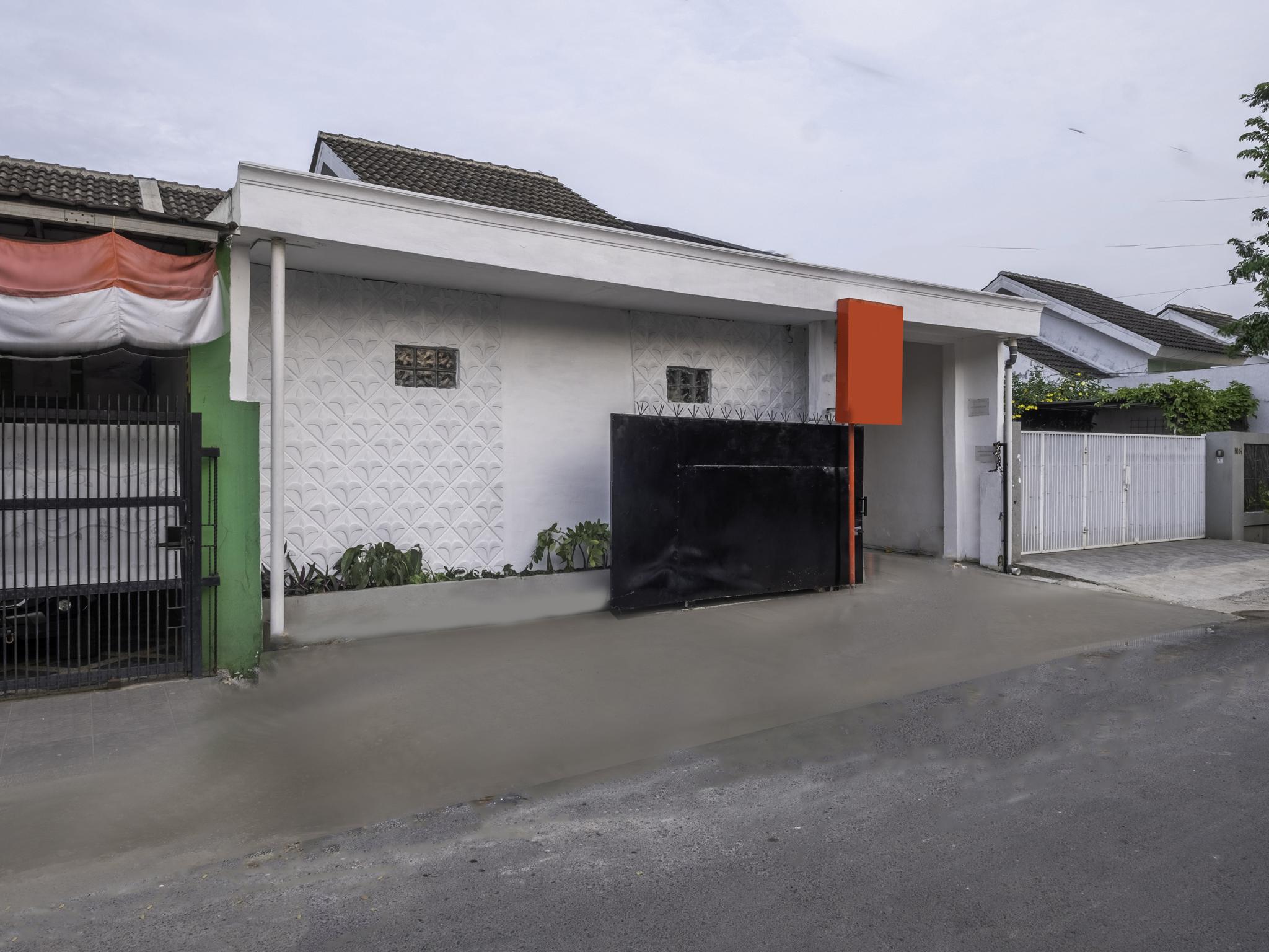 OYO 2391 Baladewa Residence Syariah Karawang Bagian luar foto