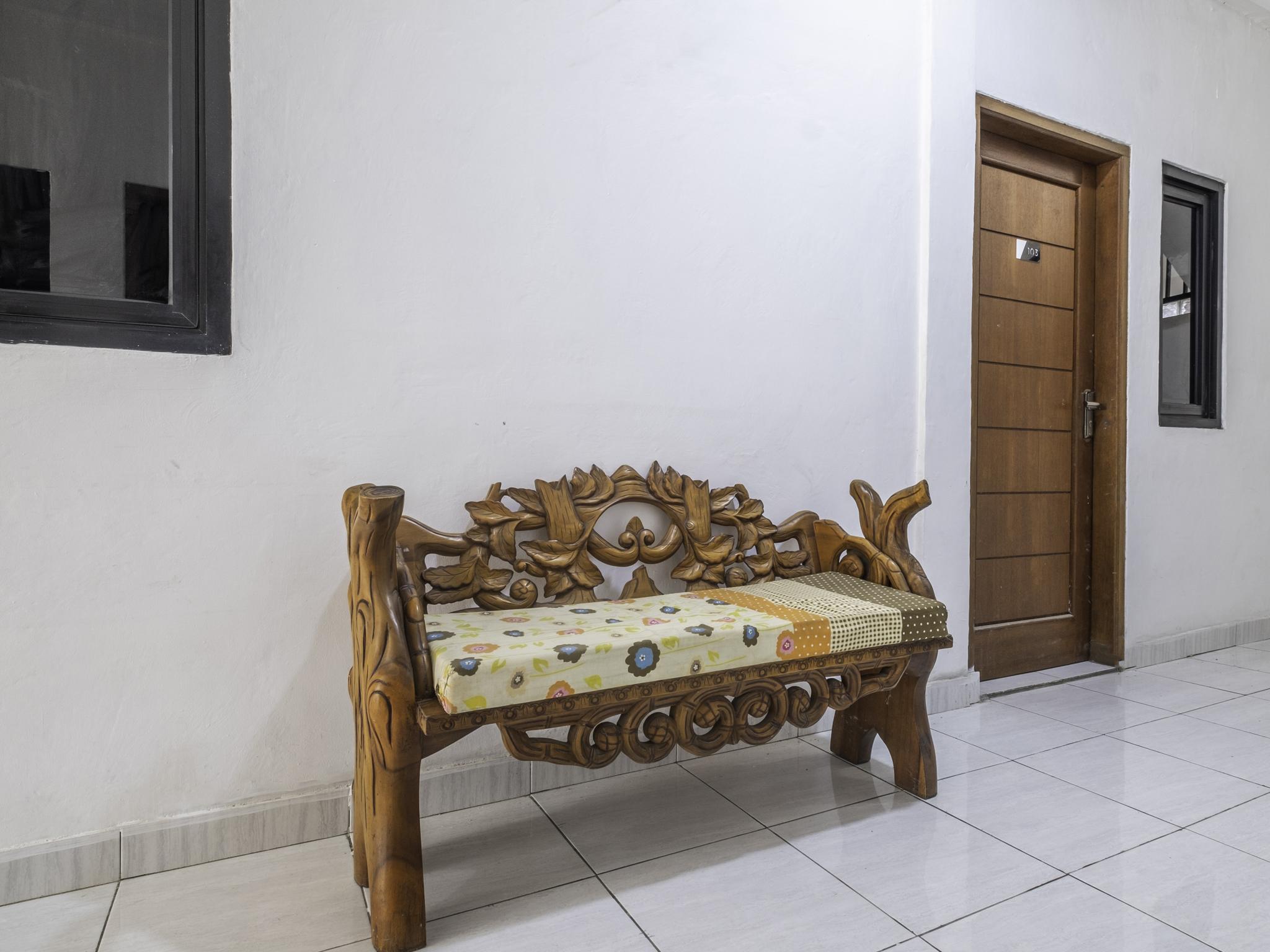 OYO 2391 Baladewa Residence Syariah Karawang Bagian luar foto