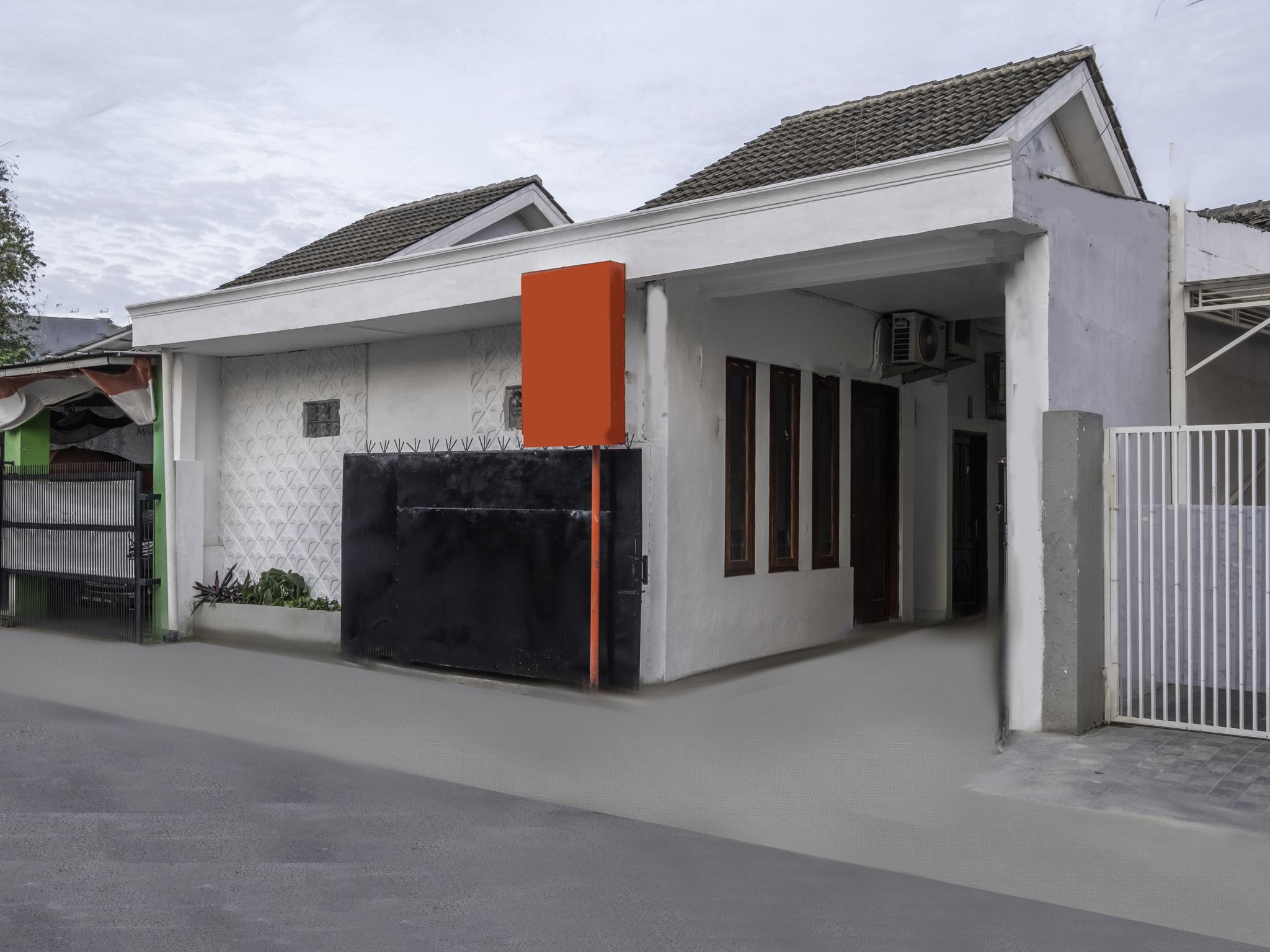 OYO 2391 Baladewa Residence Syariah Karawang Bagian luar foto