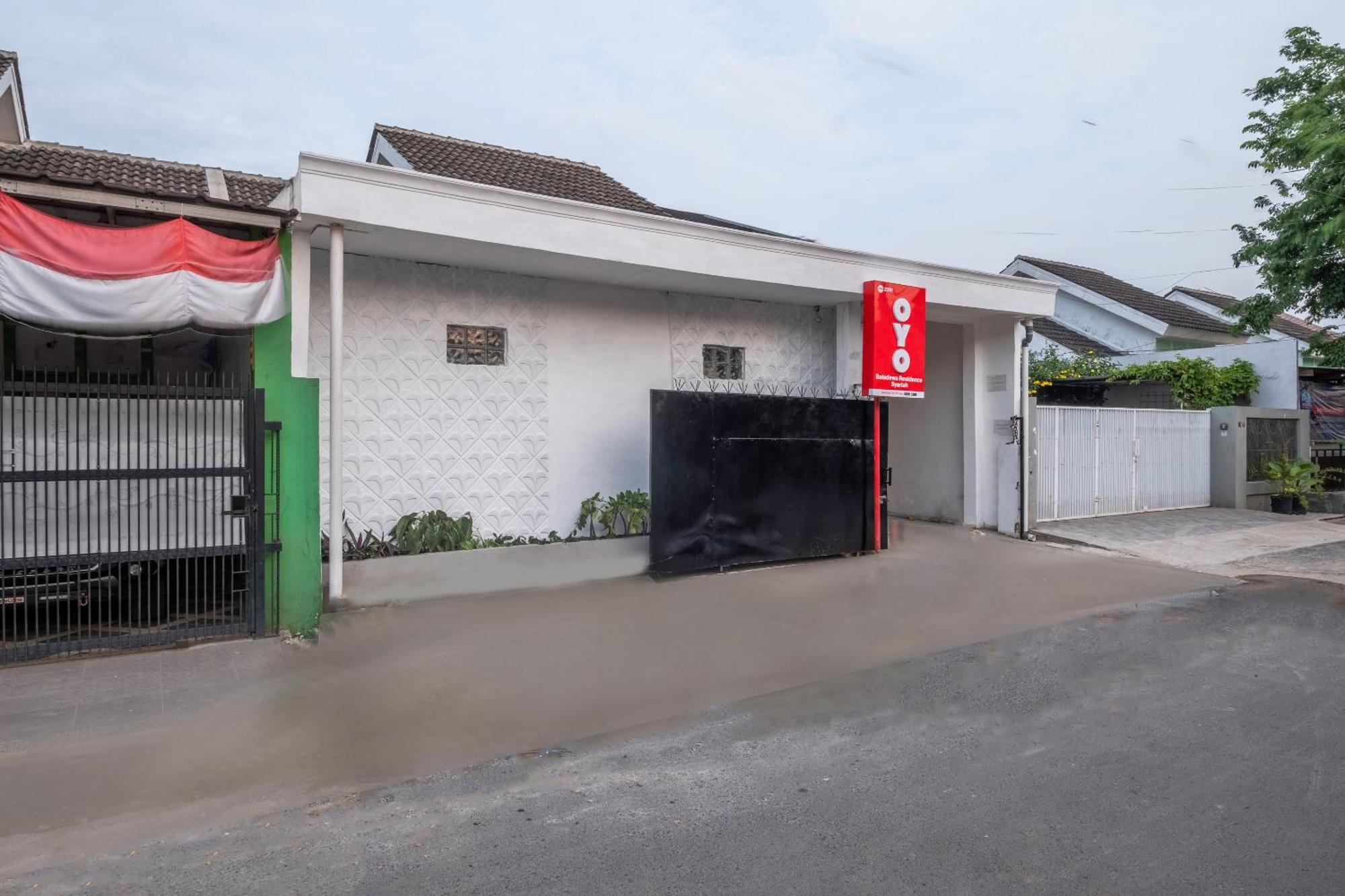 OYO 2391 Baladewa Residence Syariah Karawang Bagian luar foto