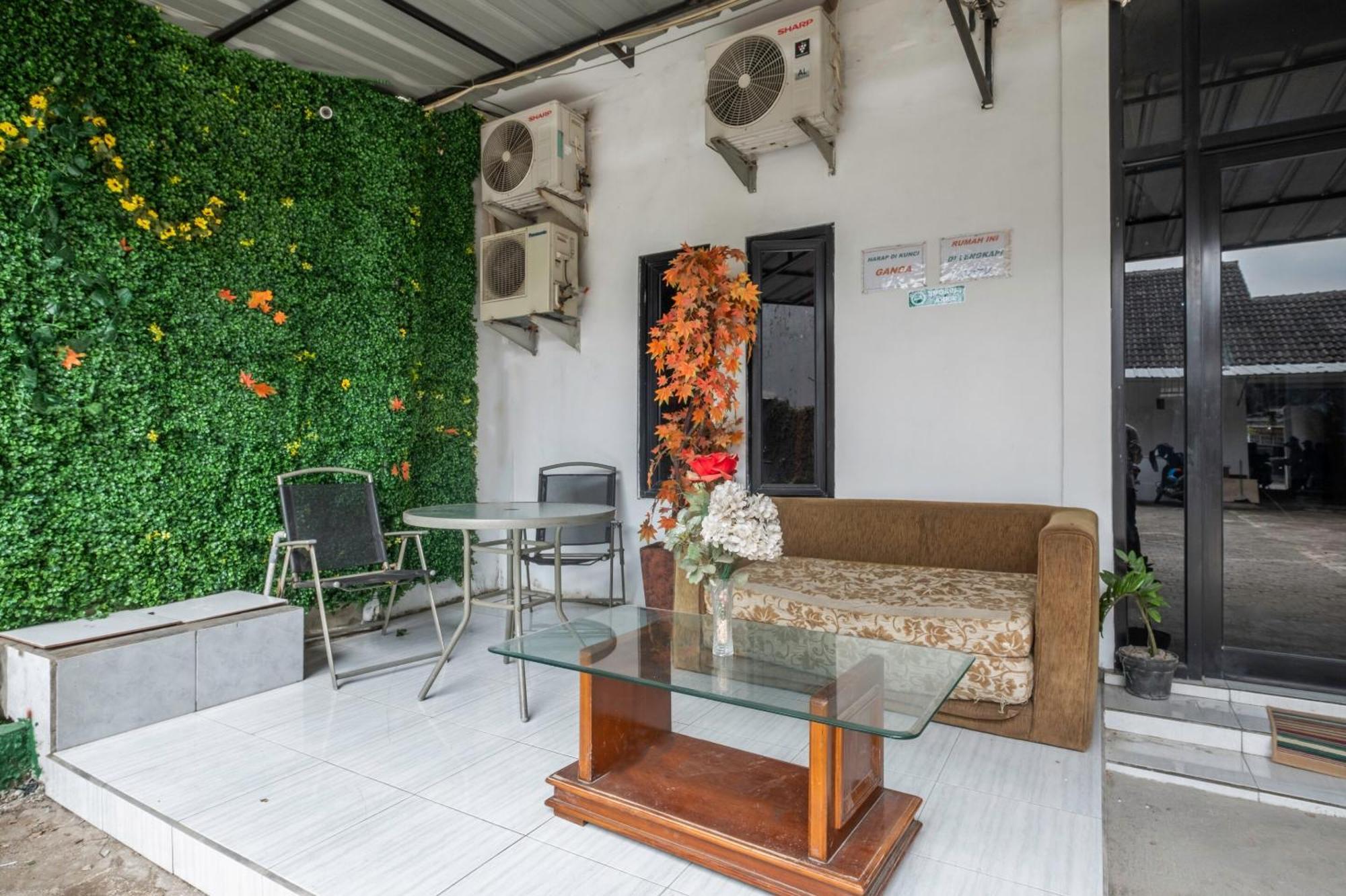 OYO 2391 Baladewa Residence Syariah Karawang Bagian luar foto