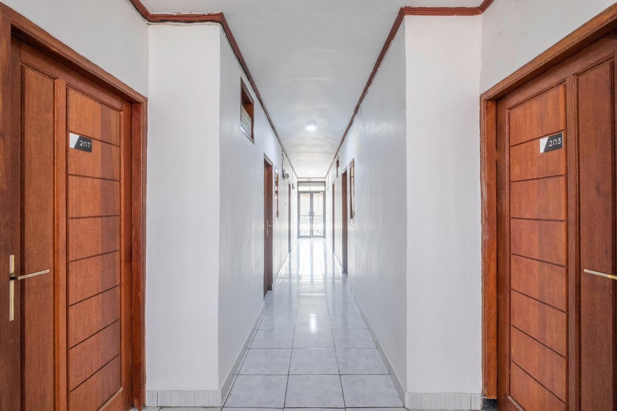 OYO 2391 Baladewa Residence Syariah Karawang Bagian luar foto