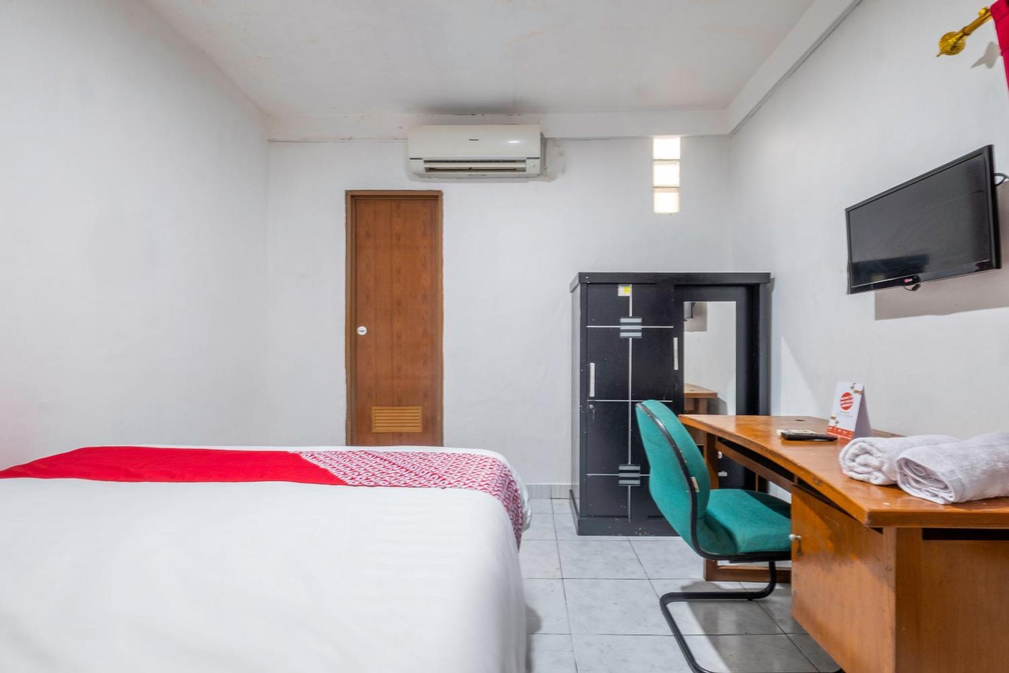 OYO 2391 Baladewa Residence Syariah Karawang Bagian luar foto