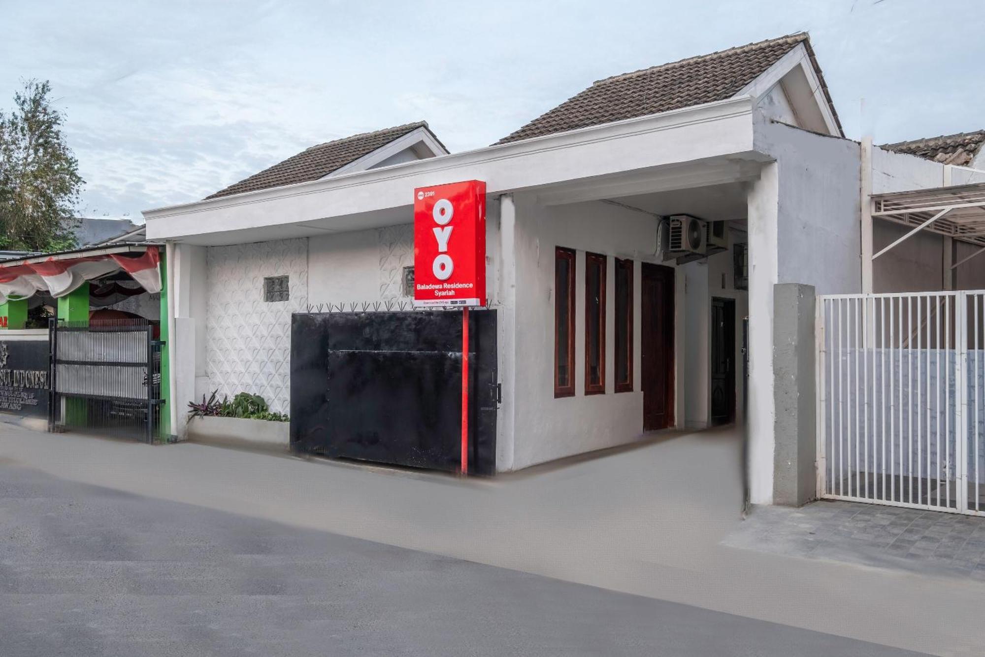 OYO 2391 Baladewa Residence Syariah Karawang Bagian luar foto