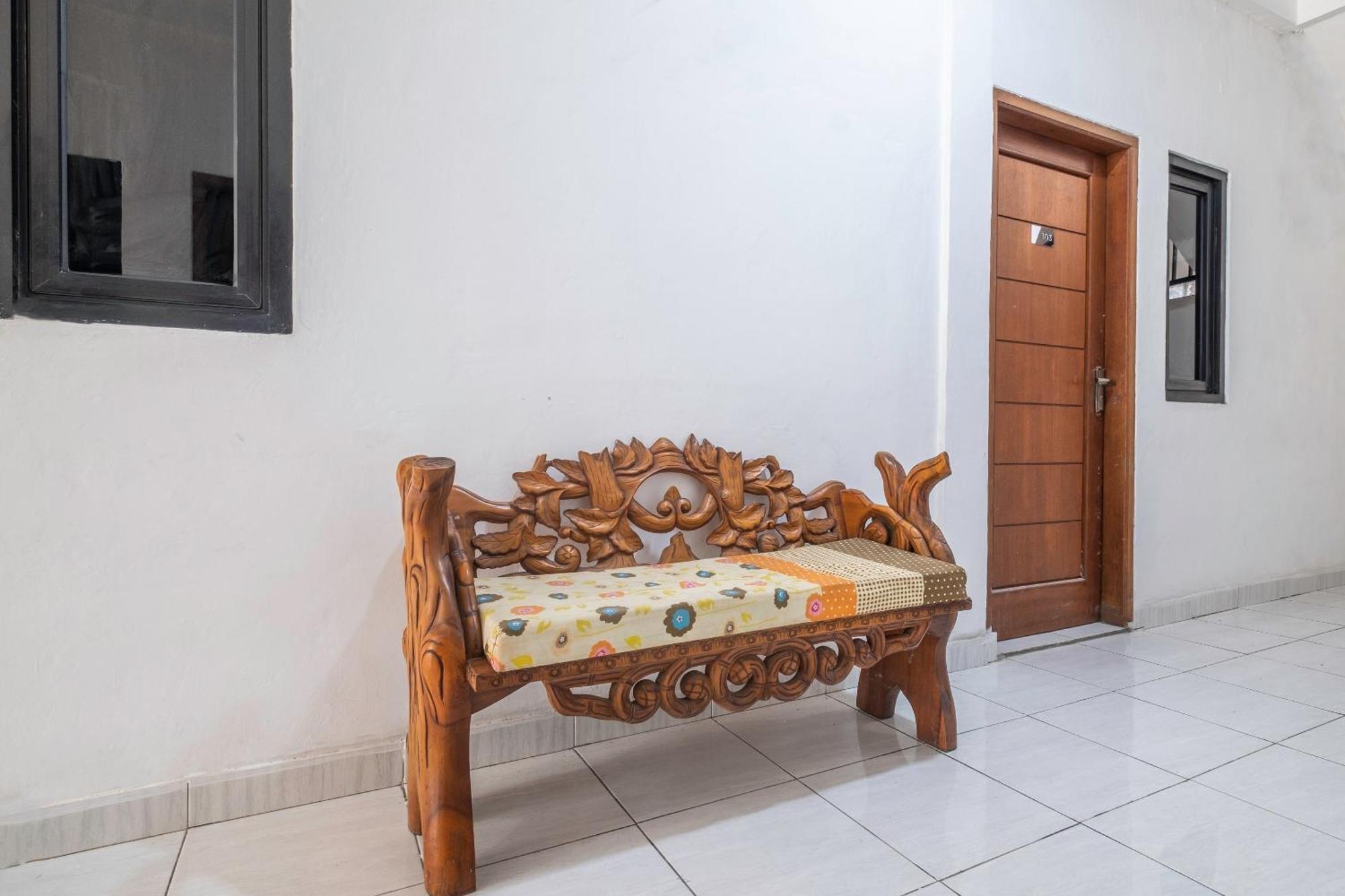 OYO 2391 Baladewa Residence Syariah Karawang Bagian luar foto