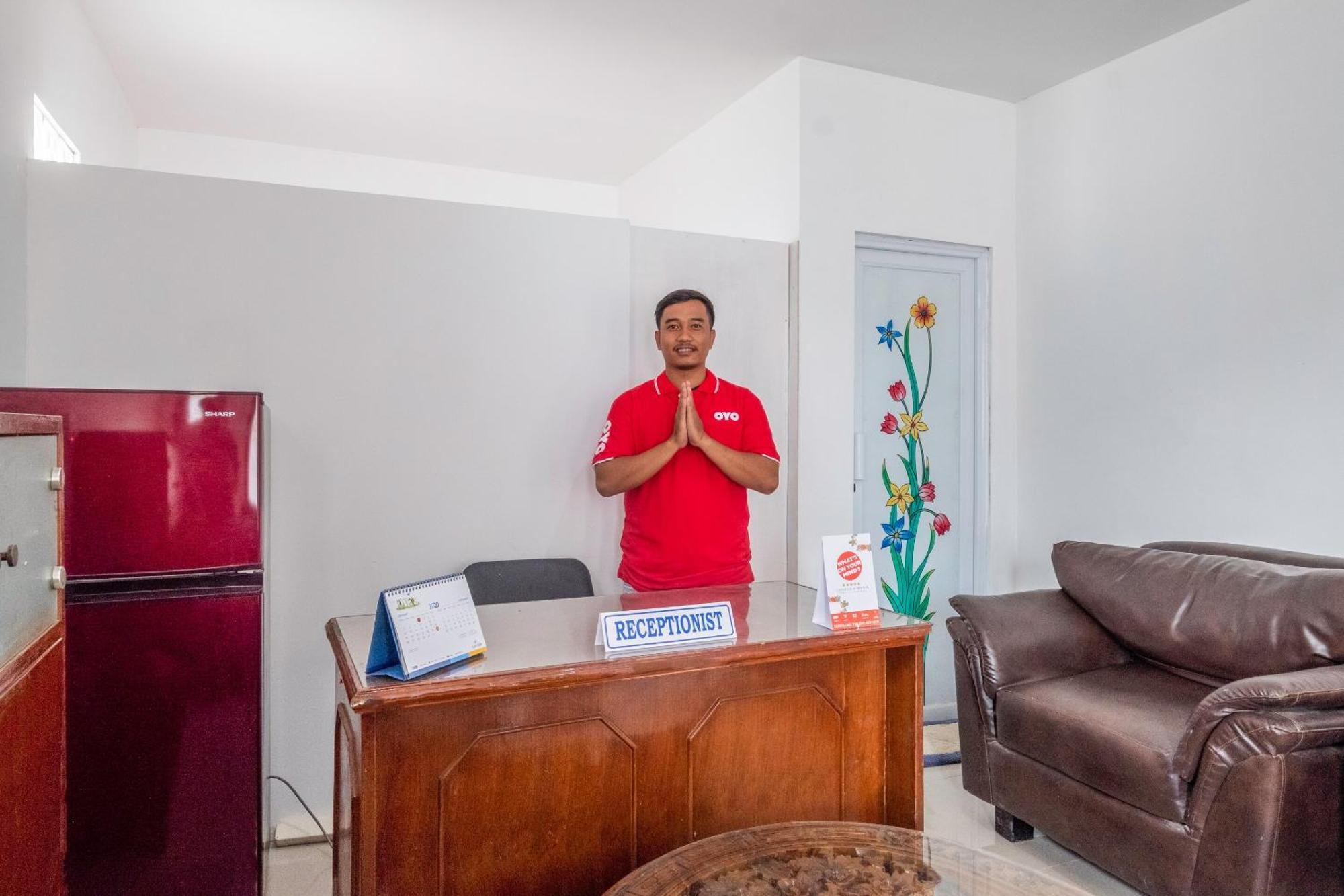 OYO 2391 Baladewa Residence Syariah Karawang Bagian luar foto