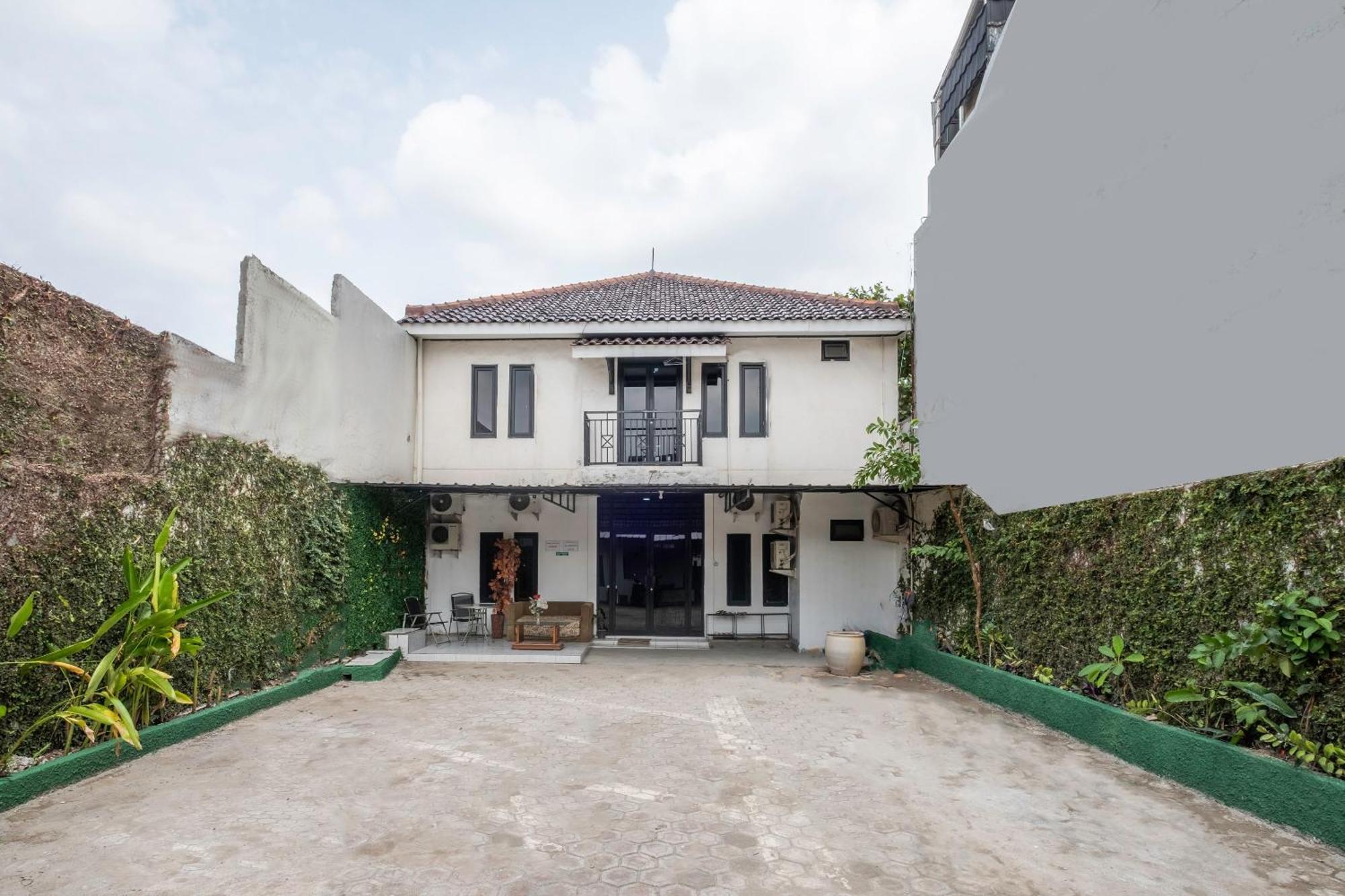 OYO 2391 Baladewa Residence Syariah Karawang Bagian luar foto