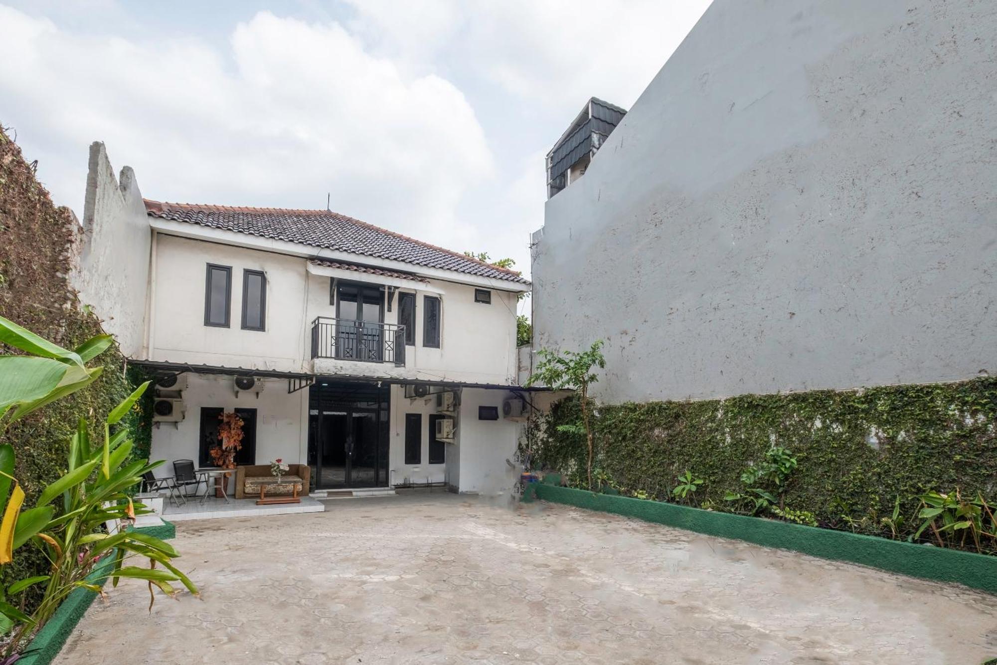 OYO 2391 Baladewa Residence Syariah Karawang Bagian luar foto